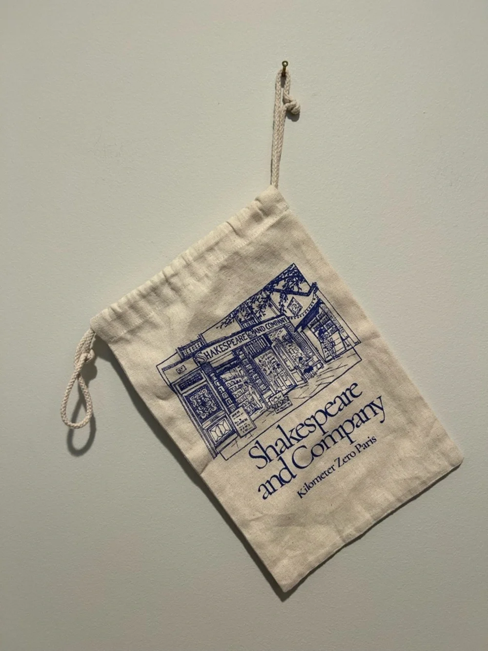 Shakespeare and Company Drawstring Façade
Pochette - Picture 1 of 3